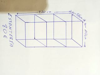 Estantería de madera oscura