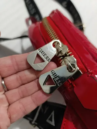 Mochila Guess charol roja asas deportivas