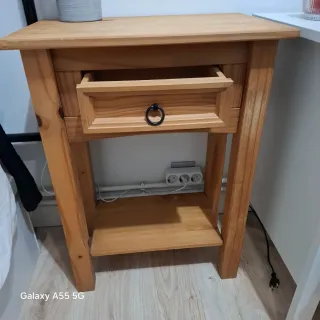 Mesita de noche de madera