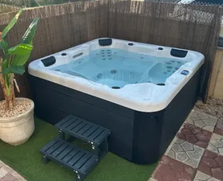 Jacuzzi 5 personas + Tapa y Escalera