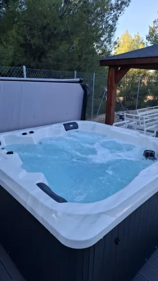 Jacuzzi 5 personas + Tapa y Escalera