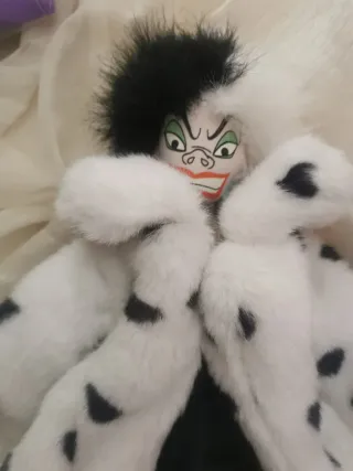 Muñeca Disney de peluche Cruella de Vil.