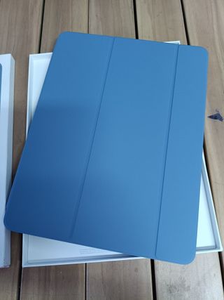 Apple La funda Smart Folio para el iPad Air (M3) se ajusta en varios ángulos de visión para leer, ver contenido, teclear o hacer llamadas FaceTime cómodamente. Además, activa el iPad Air cuando la...