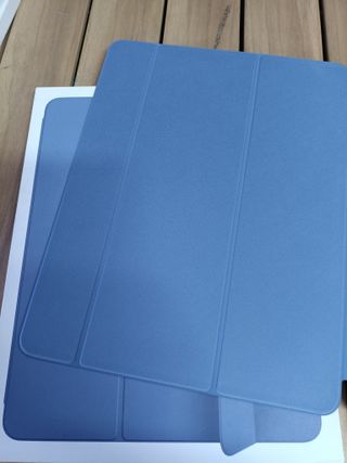 Apple La funda Smart Folio para el iPad Air (M3) se ajusta en varios ángulos de visión para leer, ver contenido, teclear o hacer llamadas FaceTime cómodamente. Además, activa el iPad Air cuando la...