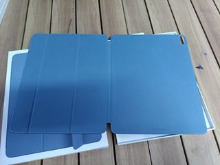 Apple La funda Smart Folio para el iPad Air (M3) se ajusta en varios ángulos de visión para leer, ver contenido, teclear o hacer llamadas FaceTime cómodamente. Además, activa el iPad Air cuando la...