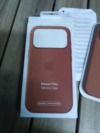 Funda de silicona con MagSafe para el iPhone 17 Pro — Terracota