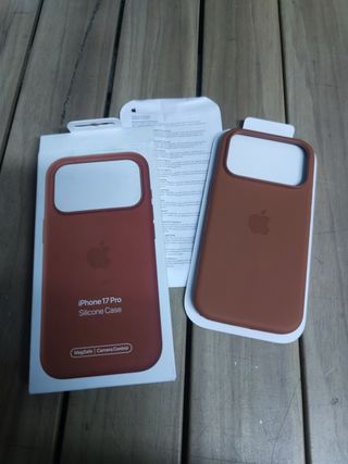 Funda de silicona con MagSafe para el iPhone 17 Pro — Terracota