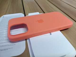 Apple Funda de silicona con MagSafe para el iPhone 16 Pro Max - Mandarina