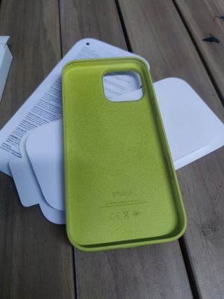 Apple Funda de silicona con MagSafe para el iPhone 16 Pro Max - Amarillo carambola