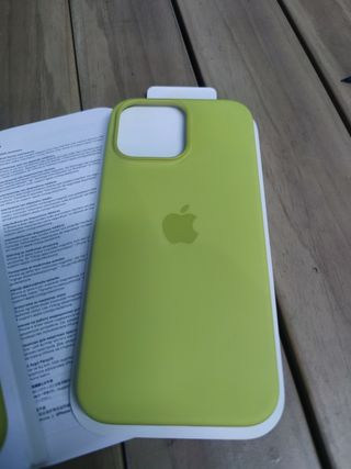 Apple Funda de silicona con MagSafe para el iPhone 16 Pro Max - Amarillo carambola