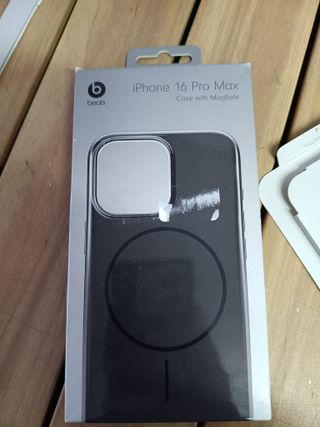 Apple Funda Beats con MagSafe para el iPhone 16 Pro Max - Negro noche