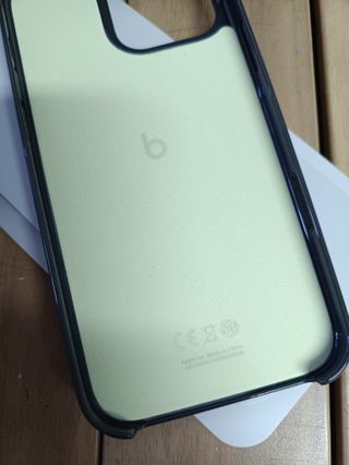 Apple Funda Beats con MagSafe para el iPhone 16 Pro Max - Negro noche