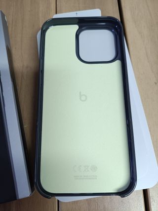 Apple Funda Beats con MagSafe para el iPhone 16 Pro Max - Negro noche