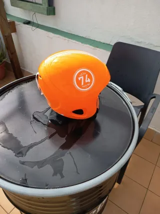 Casco naranja para bicicleta