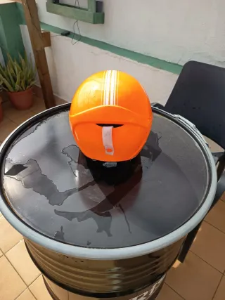Casco naranja para bicicleta