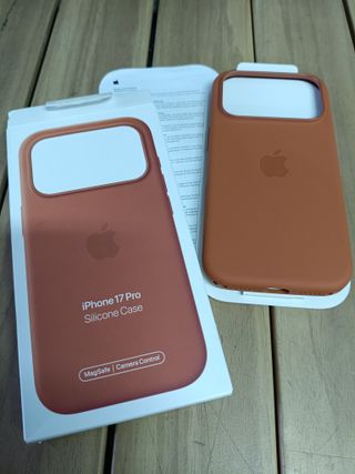 Apple Funda de silicona con MagSafe para el iPhone 17 Pro — Terracota
