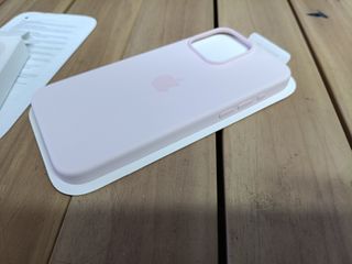Apple Funda de silicona con MagSafe para el iPhone 15 Pro Max - Rosa claro