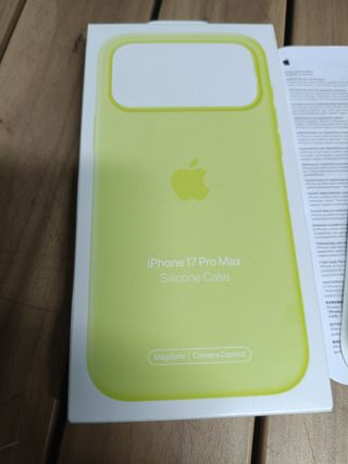 Funda de silicona con MagSafe para el iPhone 17 Pro Max — Amarillo neón