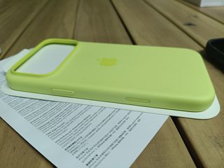 Funda de silicona con MagSafe para el iPhone 17 Pro Max — Amarillo neón