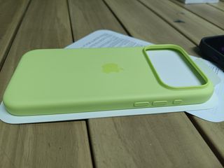 Funda de silicona con MagSafe para el iPhone 17 Pro Max — Amarillo neón