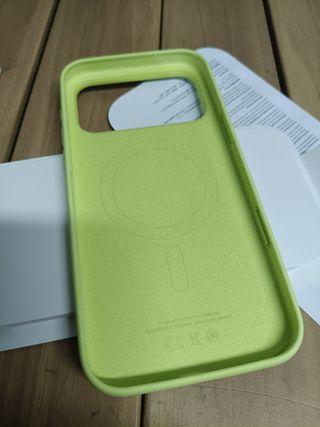 Funda de silicona con MagSafe para el iPhone 17 Pro Max — Amarillo neón