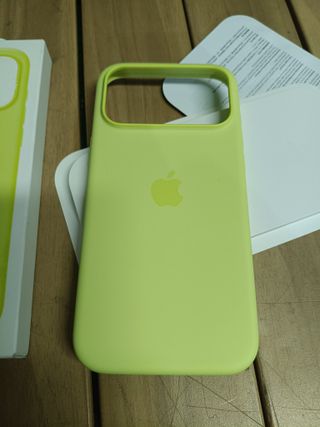Funda de silicona con MagSafe para el iPhone 17 Pro Max — Amarillo neón