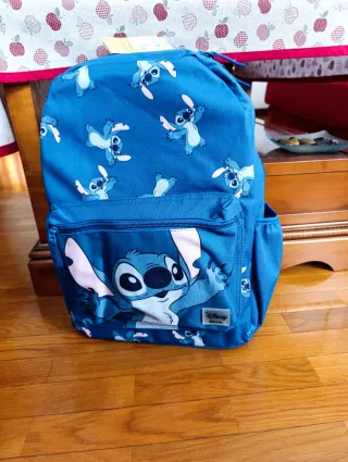 Mochila azul con estampado de Stitch