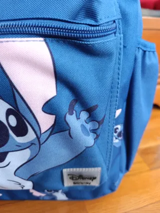 Mochila azul con estampado de Stitch