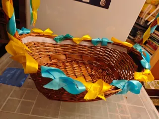 Cesta de mimbre decorada