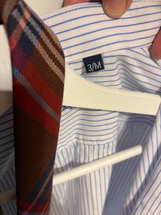 Camisa y corbata a cuadros.