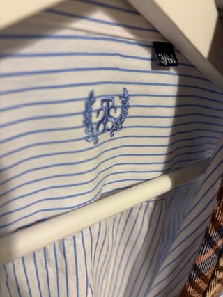 Camisa y corbata a cuadros.