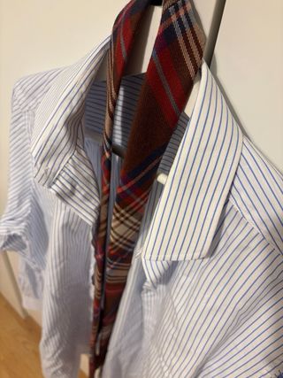 Camisa y corbata a cuadros.