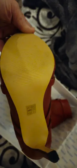 Botines Guess Tacón Rojo