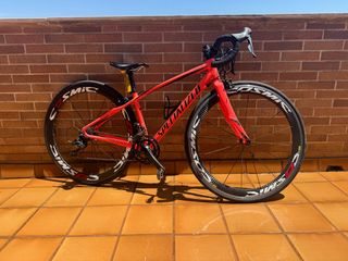 Bicicleta de carretera Specialized Roja