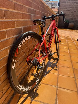 Bicicleta de carretera Specialized Roja