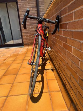 Bicicleta de carretera Specialized Roja