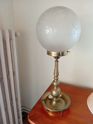 Lámpara de mesa dorada y cristal