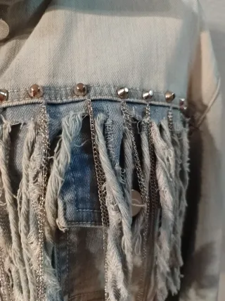 Chaqueta vaquera con flecos y tachuelas