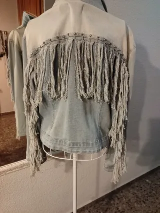 Chaqueta vaquera con flecos y tachuelas
