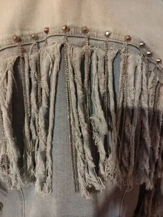 Chaqueta vaquera con flecos y tachuelas