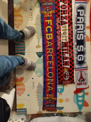 Lote bufandas fútbol: Barça, Milan, PSG, Girona, A