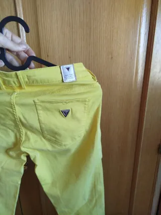 Pantalones vaqueros Guess amarillos
