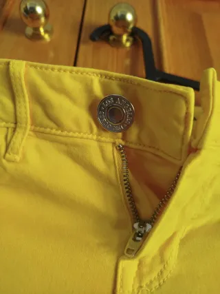 Pantalones vaqueros Guess amarillos