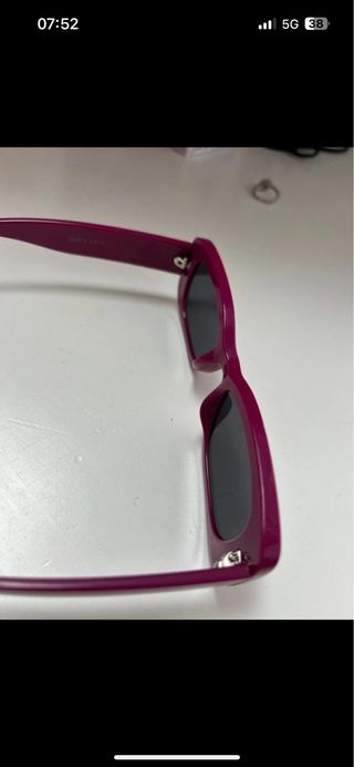 Occhiali da sole viola