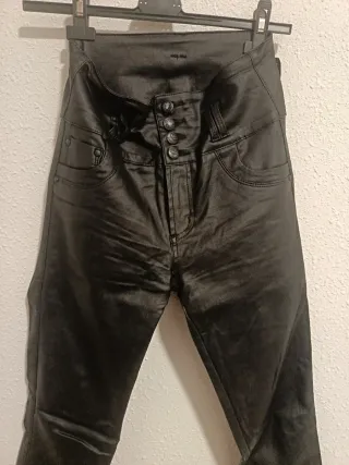 Pantalones efecto piel Talla L