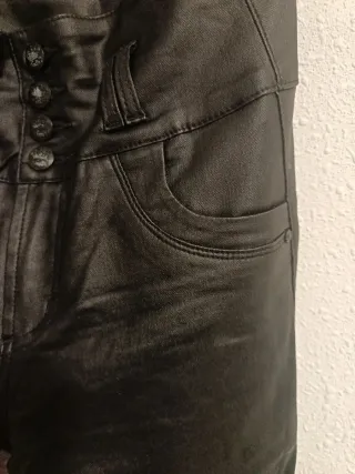 Pantalones efecto piel Talla L