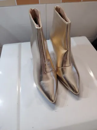 Botines dorados tacón fino punta
