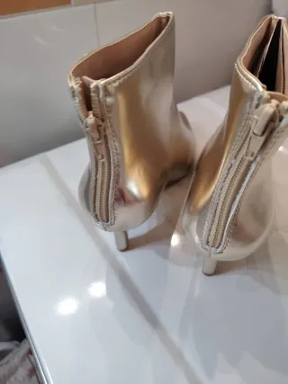 Botines dorados tacón fino punta