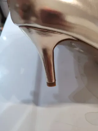 Botines dorados tacón fino punta