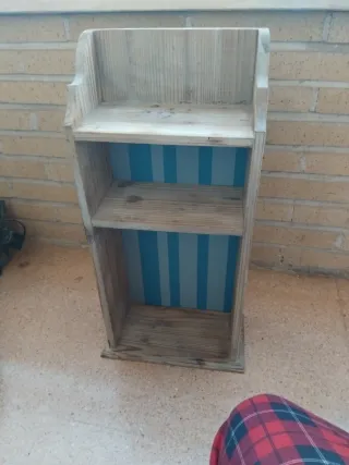 Estantería de madera con 2 baldas